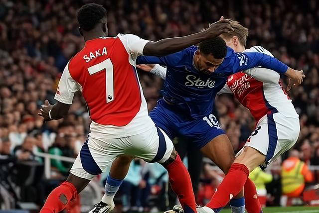 败方MVP！水晶宫门将贝尼特斯常规时间连送神扑，全场7扑救（败方最佳！水晶宫门将贝尼特斯常规时间连秀神扑，全场完成7次扑救）