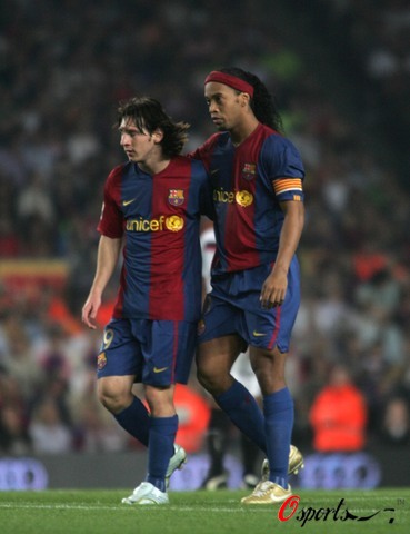 内雷斯边路传中显威，霍伊伦麦克托米奈双破门（内雷斯边路精准传中发威，霍伊伦、麦克托米奈双双建功）