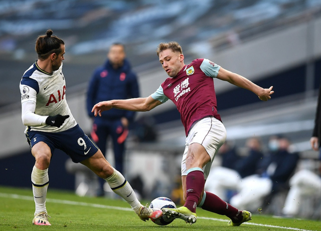 U22国足门将栾毅：少一人作战大家仍团结在一起，平局不容易（U22国足门将栾毅：十人应战依旧齐心，艰难收获平局）