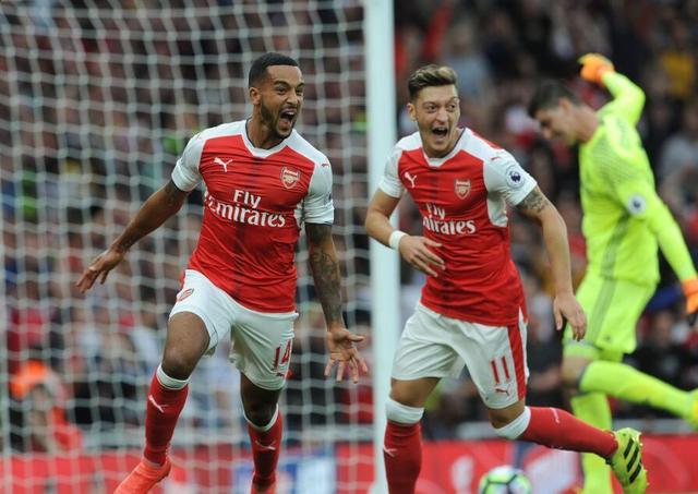 悼念若塔，红军名宿汤普森与毕包主席赛前在KOP看台前献花圈（赛前悼念若塔：红军名宿汤普森携毕包主席在KOP看台前敬献花圈）