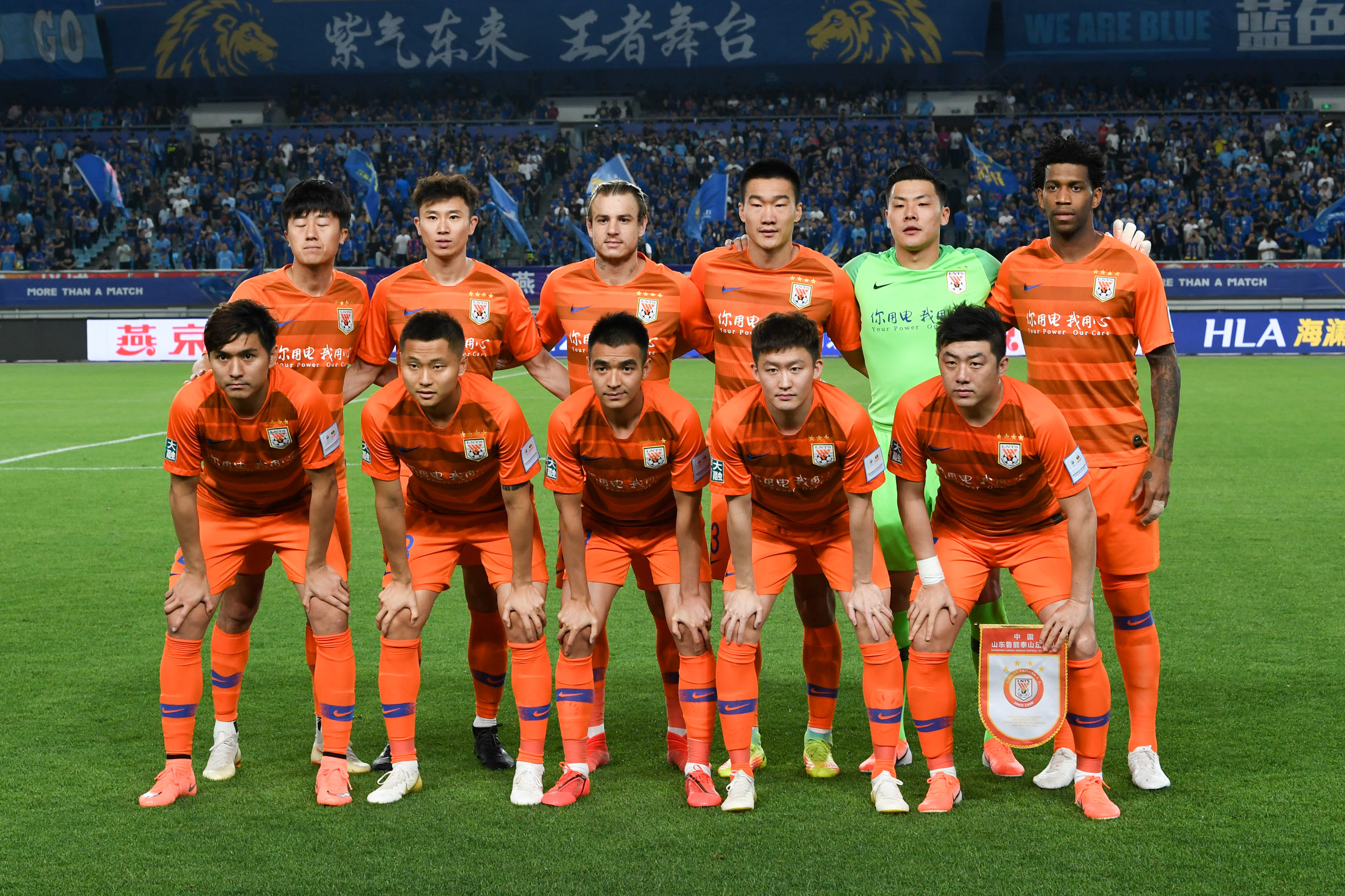 那不勒斯主场迎战尤文图斯，两队积分相近，那不勒斯伤兵满营，主场难胜尤文，可能战平。（意甲焦点：伤病缠身的那不勒斯主迎尤文，积分接近，平局更可期）