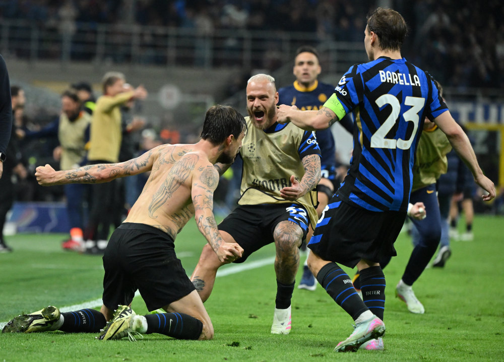 TA记者：阿莫林考虑将阵型调整成433，后面训练重点会落实新阵型上（TA记者：阿莫林酝酿改打4-3-3，后续训练将围绕新阵型展开）