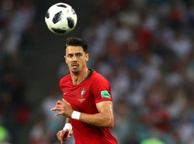 世体：因对裁判喊“太差劲了”，卡雷拉斯面临两场停赛处罚（世体：冲裁判喊“太差劲”，卡雷拉斯或遭两场禁赛）